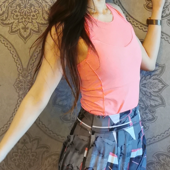 Lululemon tank top with built in bra - Picture 4 of 9